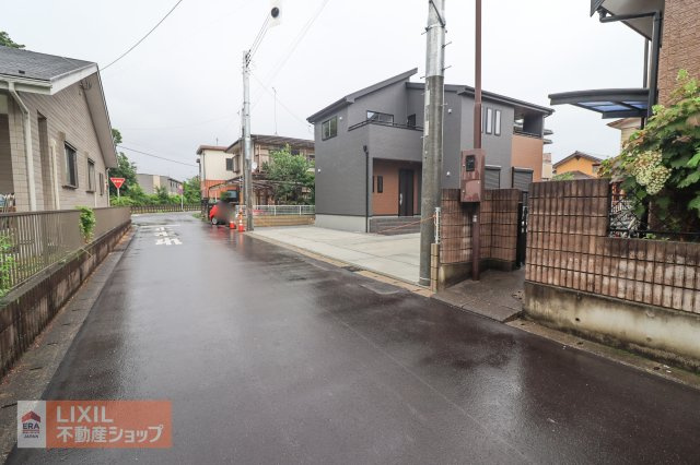 【前面道路】現地完成写真。道幅や駐車など、ご確認ください。