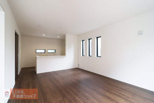 【リビングダイニング】現地完成写真。家族で過ごせるくつろぎの空間