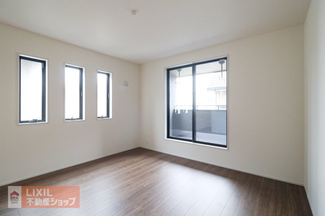 【寝室】現地完成写真。明るい採光の入る主寝室です。