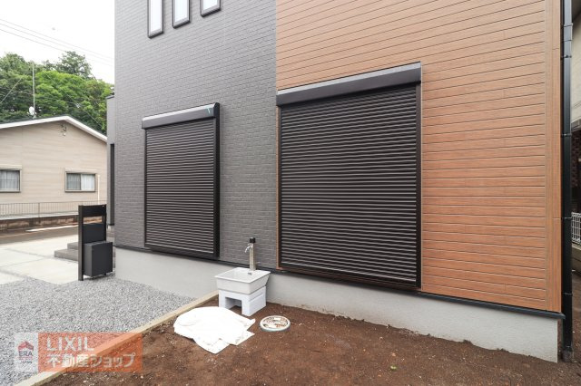 【防犯設備】現地完成写真。1階リビングには雨風の強い日にも役立つ防犯シャッターがついています。