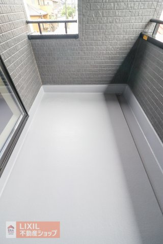 【バルコニー】現地完成写真。広々バルコニーでお布団や洗濯物がたくさん干せます♪