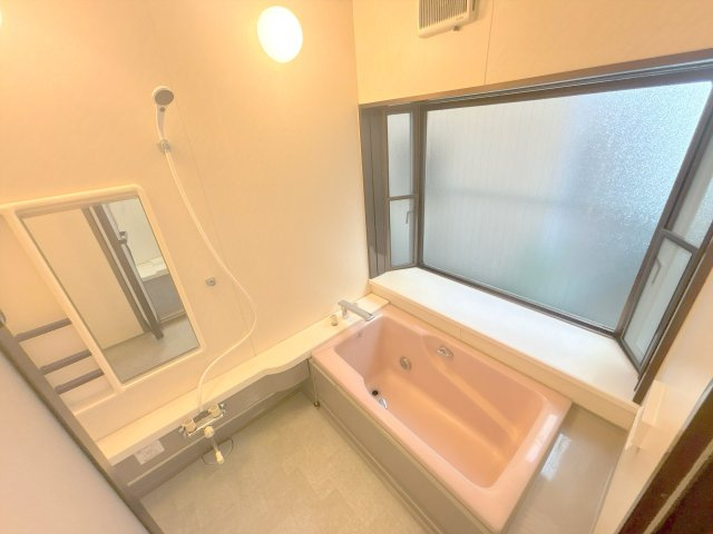 一坪以上の広々とした浴室となっております。