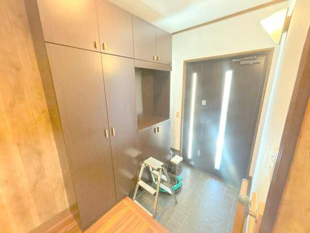 お気に入りの靴をたっぷり収納できるシューズボックス完備。