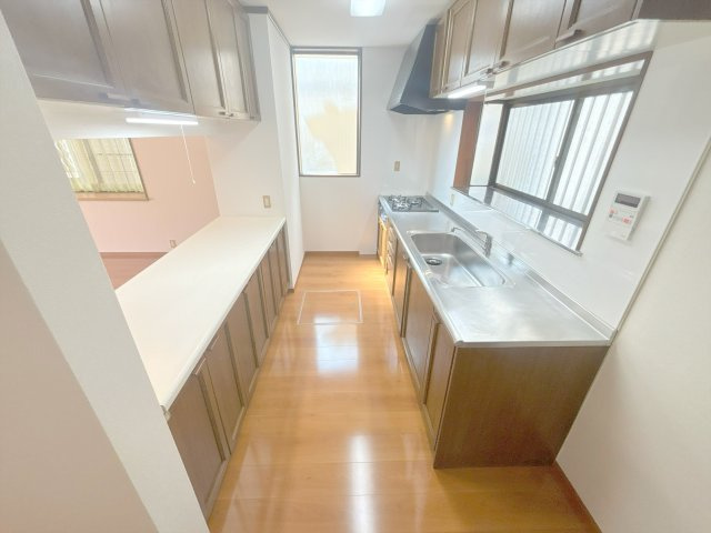 調理器具を置いたり、作業台として利用できるカウンター完備。