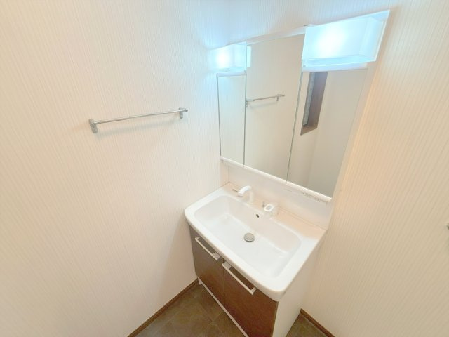 一階洗面。三面鏡で朝の身支度もばっちり。
