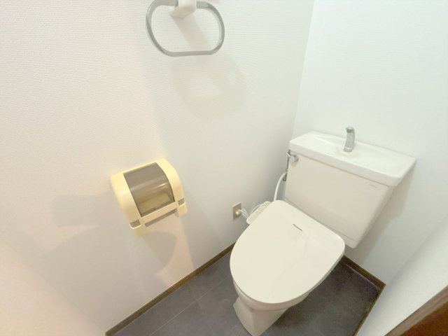一階トイレ。トイレウォシュレット交換済み。