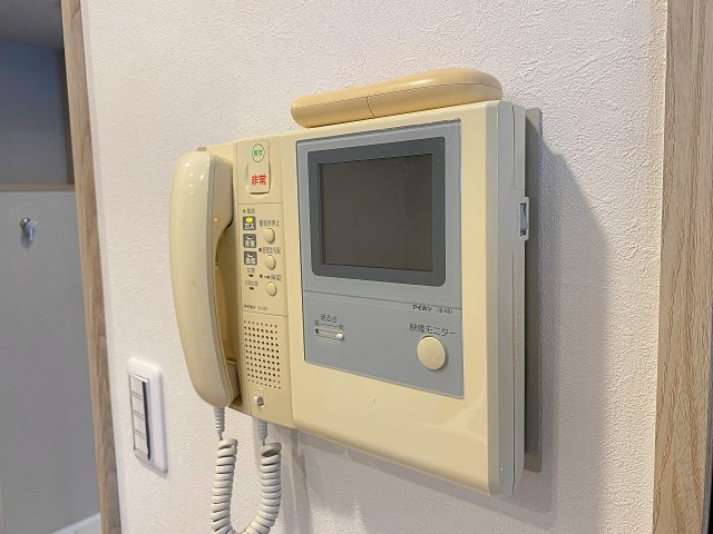 訪問者の顔や様子を室内からしっかり確認できるTVモニター付きインターホンを設置。不在時の録画機能も備わっており、一人暮らしの方やお子様のお留守番時にも安心感をもたらす頼もしい防犯設備です。