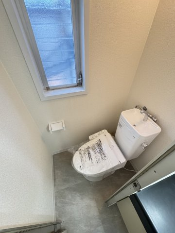 トイレには快適な温水洗浄便座付♪