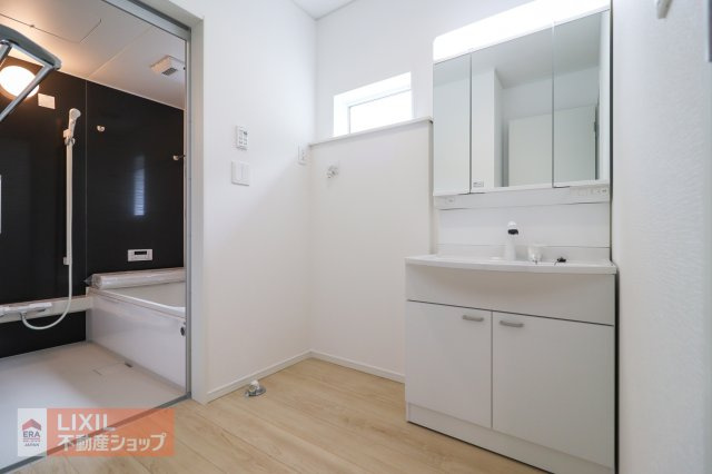 【洗髪洗面化粧台】現地完成写真。ご家族分もたっぷり収納できます！