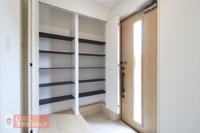 【玄関】現地完成写真。ゆったりと明るい玄関がご家族や来客をお出迎え。