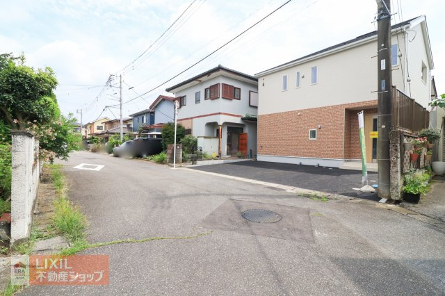 【前面道路】現地完成写真。道幅や駐車など、ご確認ください。