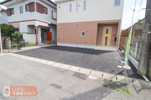 【駐車スペース】現地完成写真。ゆったりとした駐車スペースです。