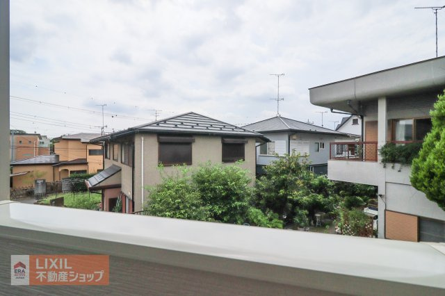 【建物からの眺望】現地完成写真。バルコニーからの景色。十分な間隔が確保されております。