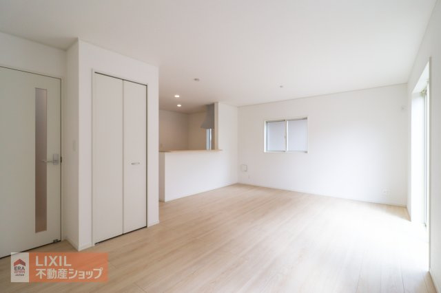 【リビングダイニング】現地完成写真。家族で過ごせるくつろぎの空間