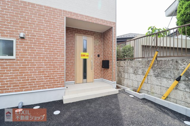【エントランス】現地完成写真。ゆったりとした玄関。奥行きのあるポーチで雨の日も安心です。