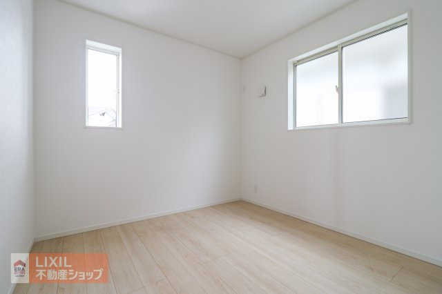 【寝室】現地完成写真。明るい採光の入る主寝室です。
