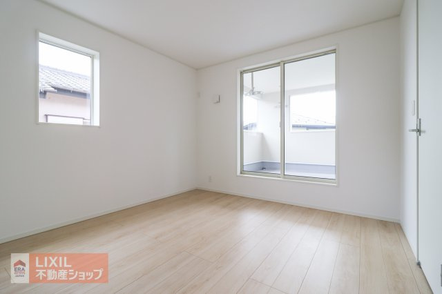 【洋室】現地完成写真。陽当たりや通風が心地よい洋室♪