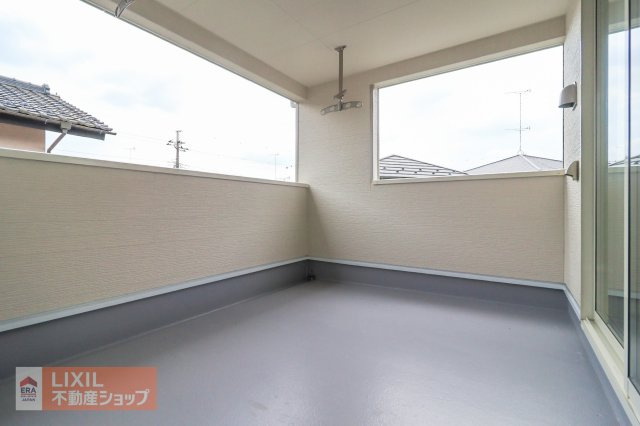 【バルコニー】現地完成写真。広々バルコニーでお布団や洗濯物がたくさん干せます♪