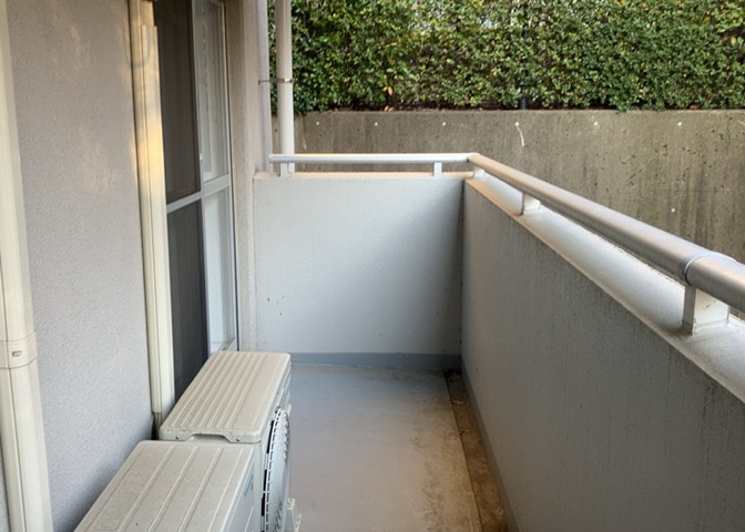 バルコニーは、室外の専用スペースのうち、「屋根がなく開放された空間」であるものを指します。ベランダより広いタイプのものが多く、日当たりもよいため家庭菜園などを楽しみたい人にとって適した環境となります。