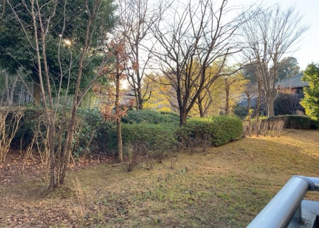 眺望の良さを楽しめるダイニングキッチンで家族団らんの時間を過ごしてはいかがでしょうか。バルコニーから見える景色を家族で眺める時間は、時間が経つのを忘れてしまいそうですね。是非、現地を見に行きましょう！