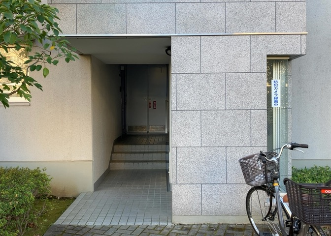 マンションのエントランスには、もともと風よけや防犯の役割がありますが、マンションによって宅配ボックスなどの設備が備わっている所もあります。日々の生活をイメージしながら生活しやすさをチェックしましょう。
