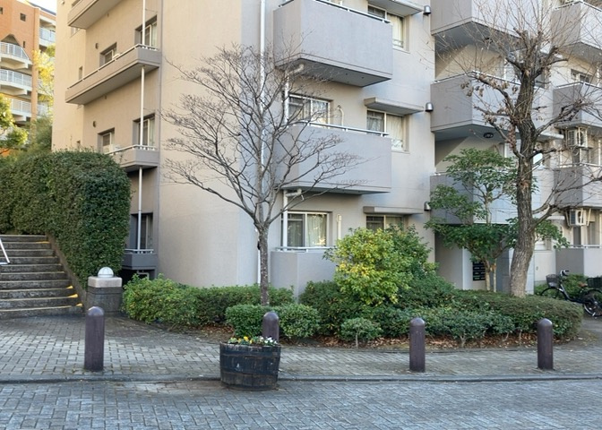 外観はマンション管理がされているかの目安になります。築年数が古いと、壁面は劣化してひび割れが生じることも！建物が古びていても細かいところが修繕されていると、きちんと管理されているなぁと感じるでしょう。