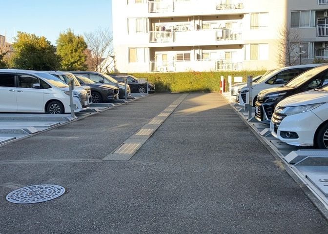 車一台あたりに必要なスペースは、標準サイズの普通自動車で横幅2m50cm、長さ5mは必要になります。ただし、乗降のことも考慮して横幅3m30cm、長さ5m50cmほどは確保できるところを選びましょう。