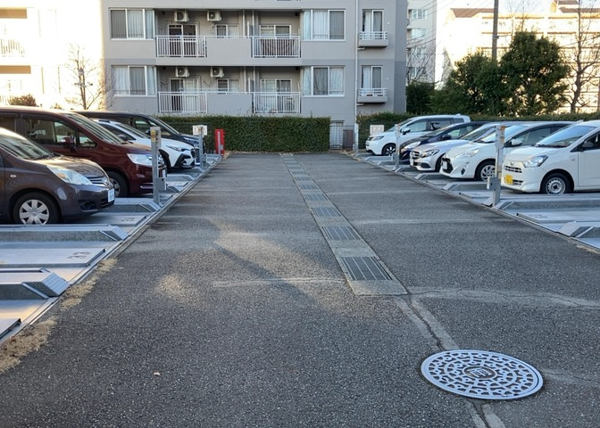 駐車場と明記されていても、最小スペースでつくられた駐車場だと大型車は駐車できなかったり、出入りしにくくなったりする可能性があります。お車のサイズと購入したい物件の駐車場のサイズを現地で確認しましょう。