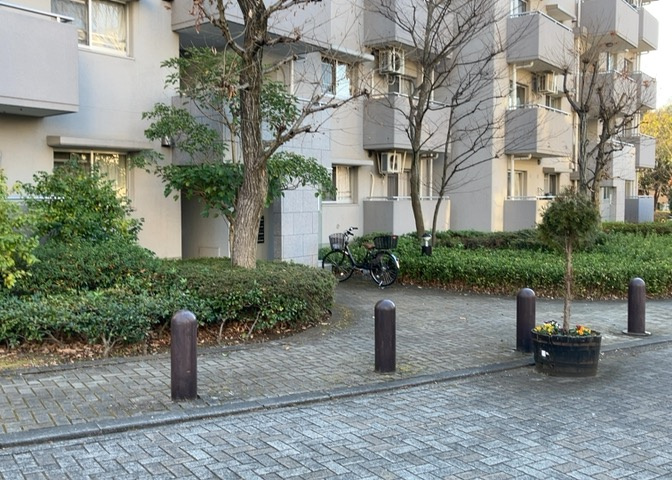 物件によっては、入居者が個人的に使用できる専用庭がついているものもあります。また、住宅の中にある土間の部分を庭と呼ぶこともあります。庭の用途は住む人によって変わり、それによってデザインもさまざまです。