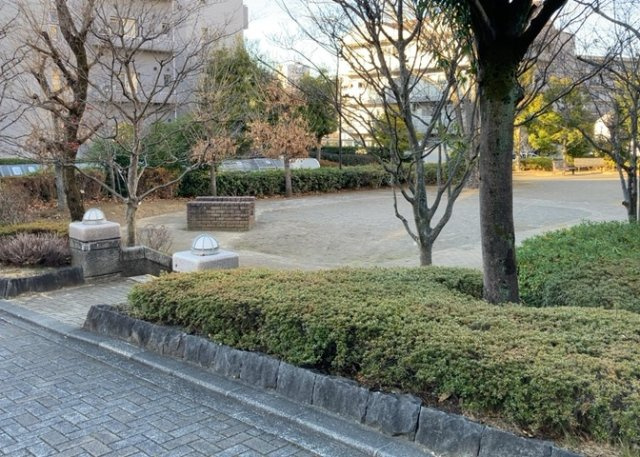 中庭（パティオ）とは、一つの建築物の内部に設けられた、壁などで囲われている庭のことを指します。コの字型、ロの字型が主流ですが、L字型の中庭もあります。最近では、インテリア性の高さからも人気があります。