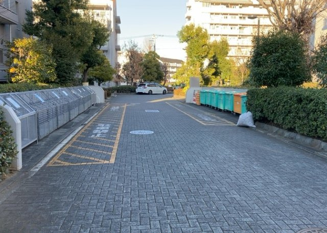 共有部分は、住民なら誰もが使える設備のこと。例えば駐車場やエレベーター、インターネット設備、セキュリティ設備などがあります。他にも、マンションの廊下・外部階段やエントランス・ゴミ置き場などがあります。