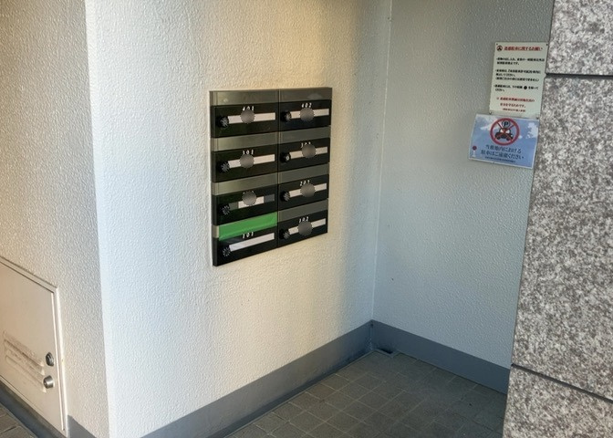 エントランス付近に設置されている集合ポストは、住んでいる部屋と離れているため、ポストをあさるなど誰かに何かされていても被害に気づきにくいです。入居する時には他人に特定されにくい番号で鍵をかけましょう！