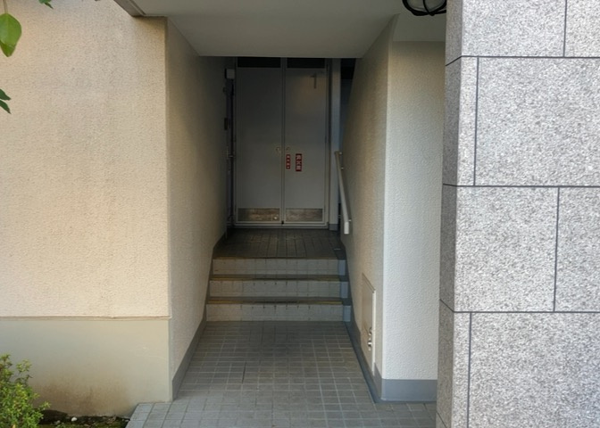 受付はマンションコンシェルジュがいる場合もあれば、管理人が滞在する小部屋を総称して呼ぶことがあります。主にエントランスに設置されていることから、防犯面でも期待ができます。防犯設備がない場合はより安心！