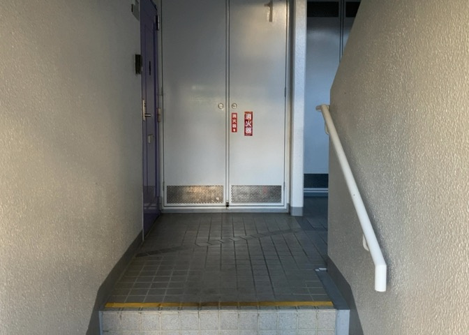 ラウンジは、マンションの共用スペースに椅子やテーブルなどを配置した利用者が寛げる空間です。屋内型ラウンジと屋外型ラウンジがあります。共用部分の管理状況と合わせて、詳細については現地でご確認ください。