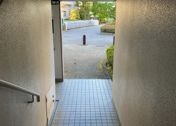 ロビーというと、エントランスと何がちがうの？と思いますよね。実はロビーとエントランスには明確な決まりはありません。物件によっては、エントランスを入って広がるある程度の広さのある空間がロビーとなります。