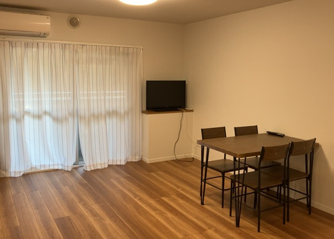 直線タイプはLとDKを一直線に並べた形で対面キッチンのタイプです。一般的なのでよく見かけるかもしれません。直線タイプに似た直接アイランドタイプは、キッチンとダイニングの間に壁がない分広く感じられます。