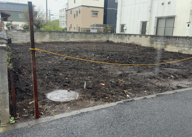 土地の形が極端に長細かったり、狭小地、あるいは道路との高低差がある傾斜地だった場合、後々売ろうとしても買い手がつかない場合もあります。後々、売却することになった時に価値の下がらない土地を選びましょう。
