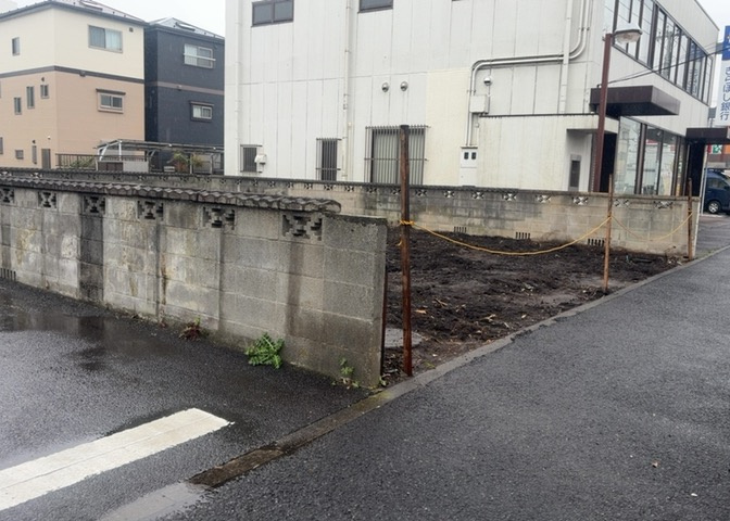土地の面積＝住宅面積ではありません。建ぺい率の問題などで、土地のある場所によって住宅を建てられる面積は限られています。高さもしかり、「土地」という言葉の中には、建築条件も含まれると考えておきましょう。