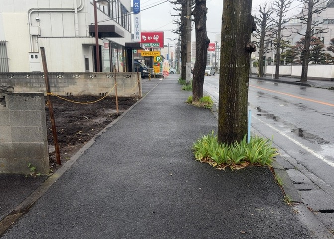 家を建てる場合、方位は要チェックです。現実的に日当たりのよい家ならばリビングは南側、建築基準法でも北側に当たる家への配慮は求められています。土地を見学に行く際は、方位磁針を持って行くようにしましょう。