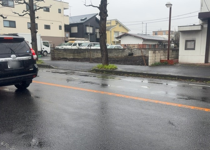 土地の前の道路に消火栓が設置されていることがあります。この場合、道路交通法第45条第1項により、駐車禁止の場所が指定されています。そのため、車庫などの駐車スペースをつくることができない場合があります。