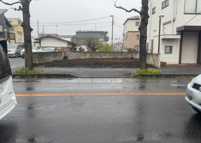 現地に行くなら、物件の周囲の地形がどうなっているかを見ることも大切です。周辺より低くなっている土地では、大雨などで水が集まりやすいため、地盤が弱くなっているということも考えられるため、注意が必要です。