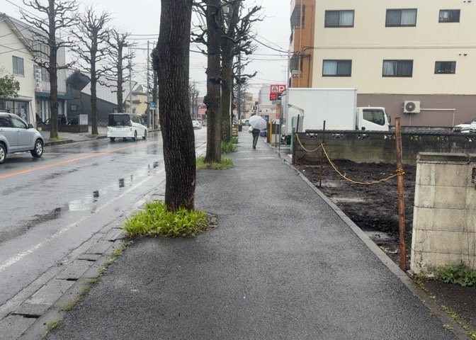 土地購入を検討されている場合、境界杭がない状態で購入してしまうと境界確定測量をする必要があり、費用がかかります。購入の前に、売主、隣土地所有者立ち合いのもと境界を確定し境界杭を設置するのがベストです。