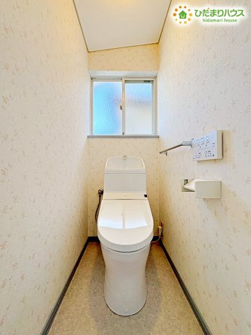 清潔感溢れる空間に自然換気がスムーズに行える便利な小窓が付いた快適なトイレ！白を基調とした内装がいつでも爽やかな印象を与えてくれます！