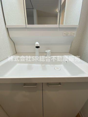 シャワー付きの独立洗面台♪