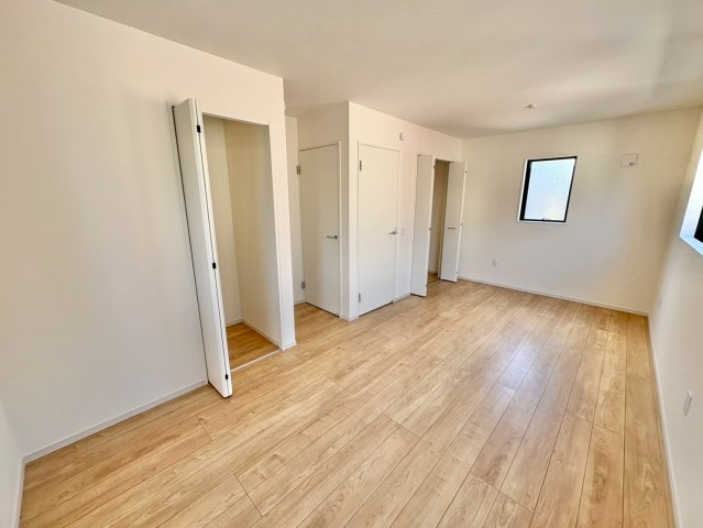 洋室9.5帖・収納付きで、お部屋がすっきり片付きます。