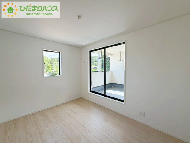 バルコニーに面していて、たっぷり光りの入る明るい主寝室です！