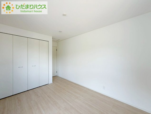 広めの主寝室は、ベッドの他にもパソコンデスクやドレッサーなども置けちゃいます(*^-^*)