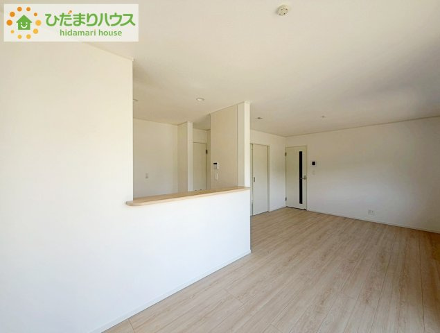 リビング大きな窓からは、暖かな日の光が降り注ぎます・・・