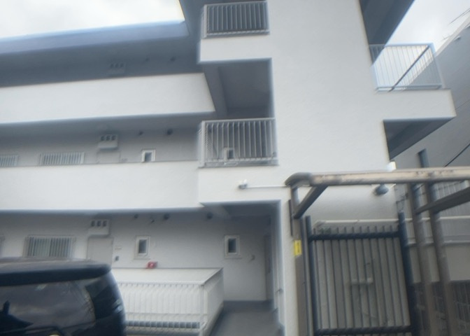 中庭（パティオ）とは、一つの建築物の内部に設けられた、壁などで囲われている庭のことを指します。コの字型、ロの字型が主流ですが、L字型の中庭もあります。最近では、インテリア性の高さからも人気があります。
