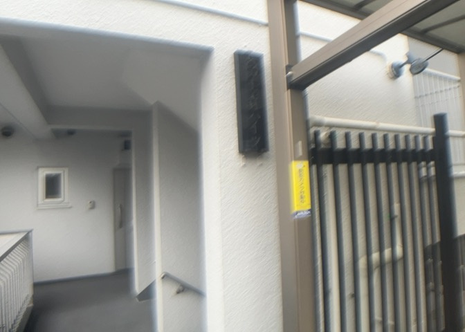 受付はマンションコンシェルジュがいる場合もあれば、管理人が滞在する小部屋を総称して呼ぶことがあります。主にエントランスに設置されていることから、防犯面でも期待ができます。防犯設備がない場合はより安心！